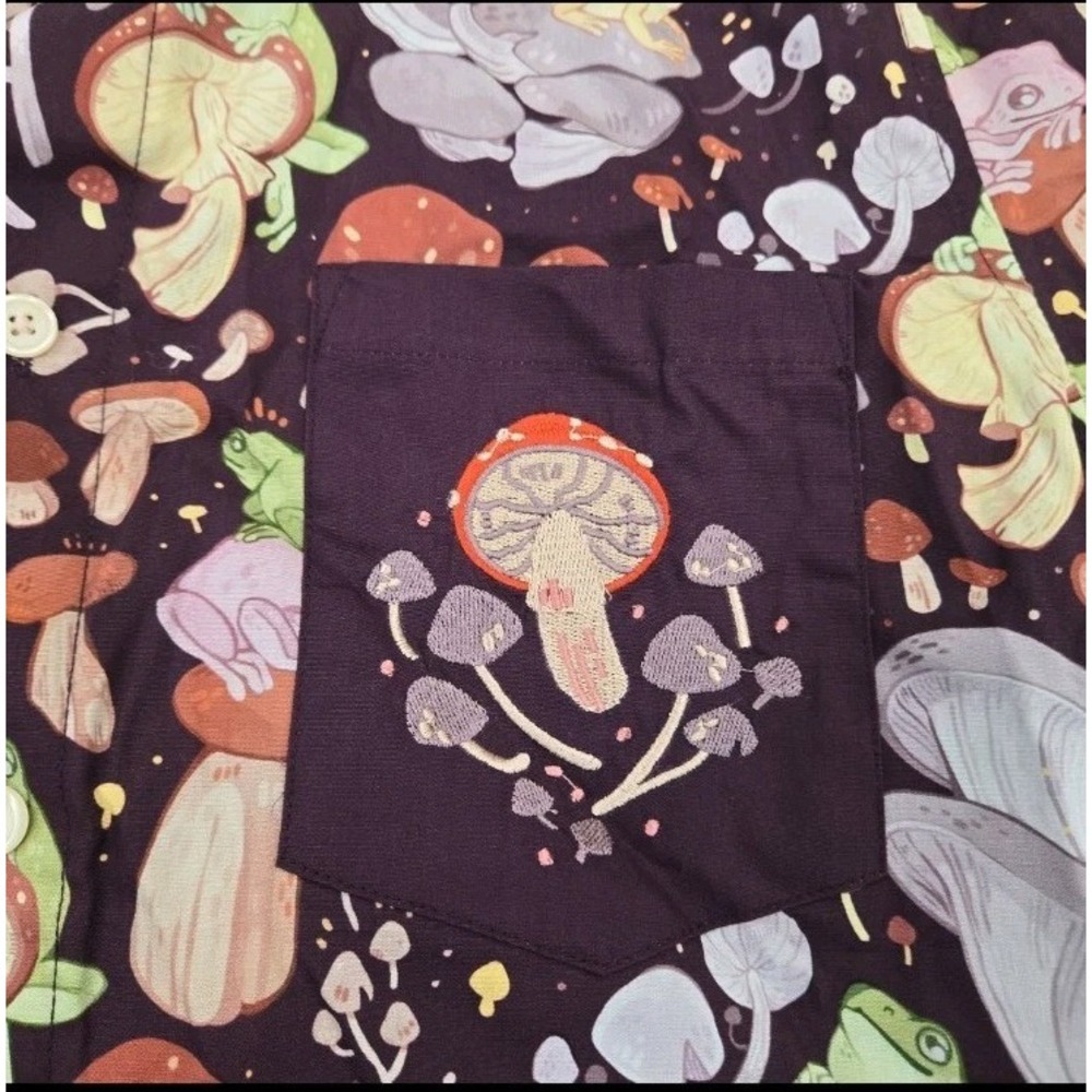 Morning Witch Mens Medium Purple Mushroom Frog Floral Cotton Button Up Shirt NWT - Picture 3 of 5